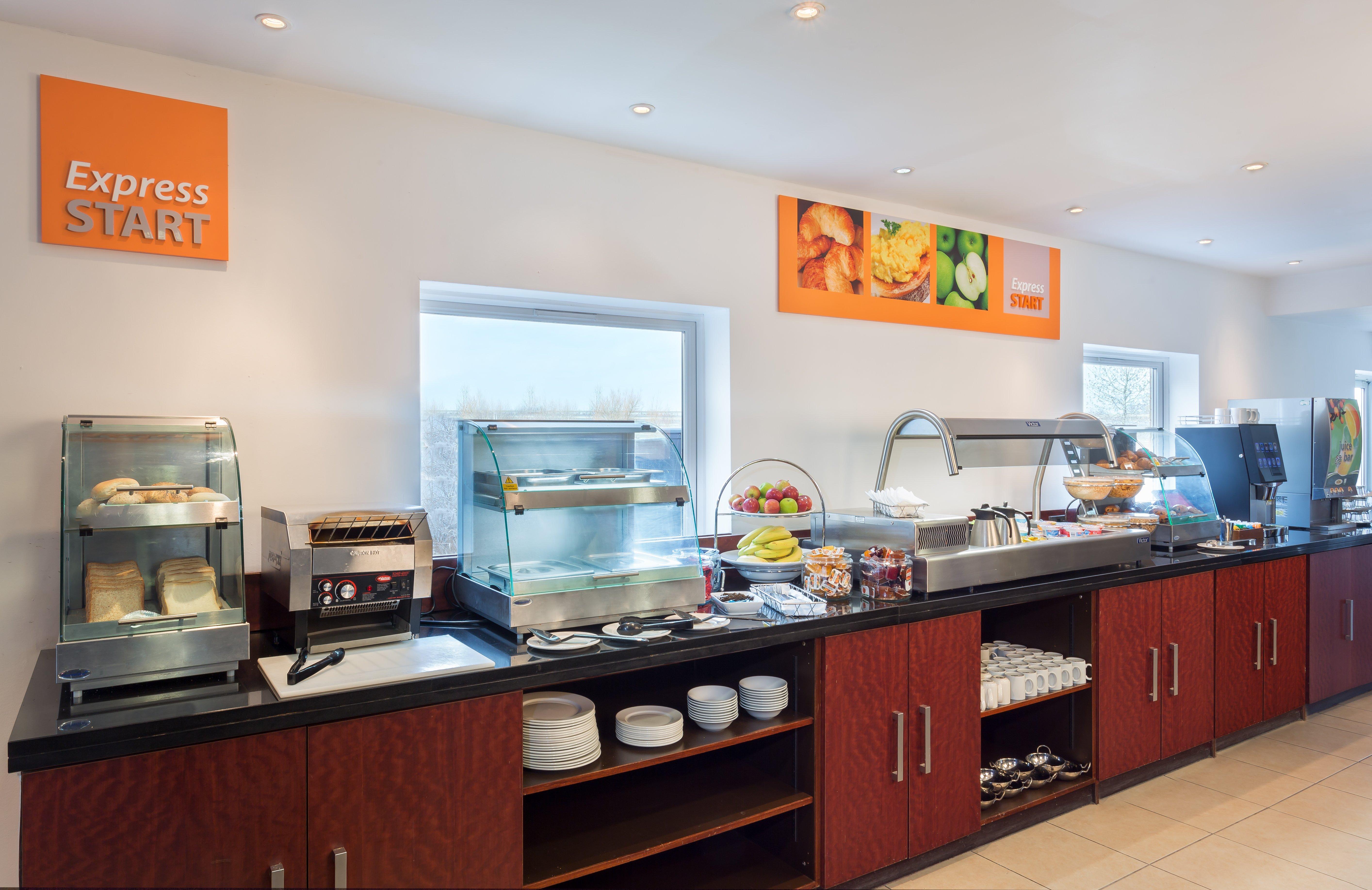 Holiday Inn Express Braintree By Ihg Exterior photo