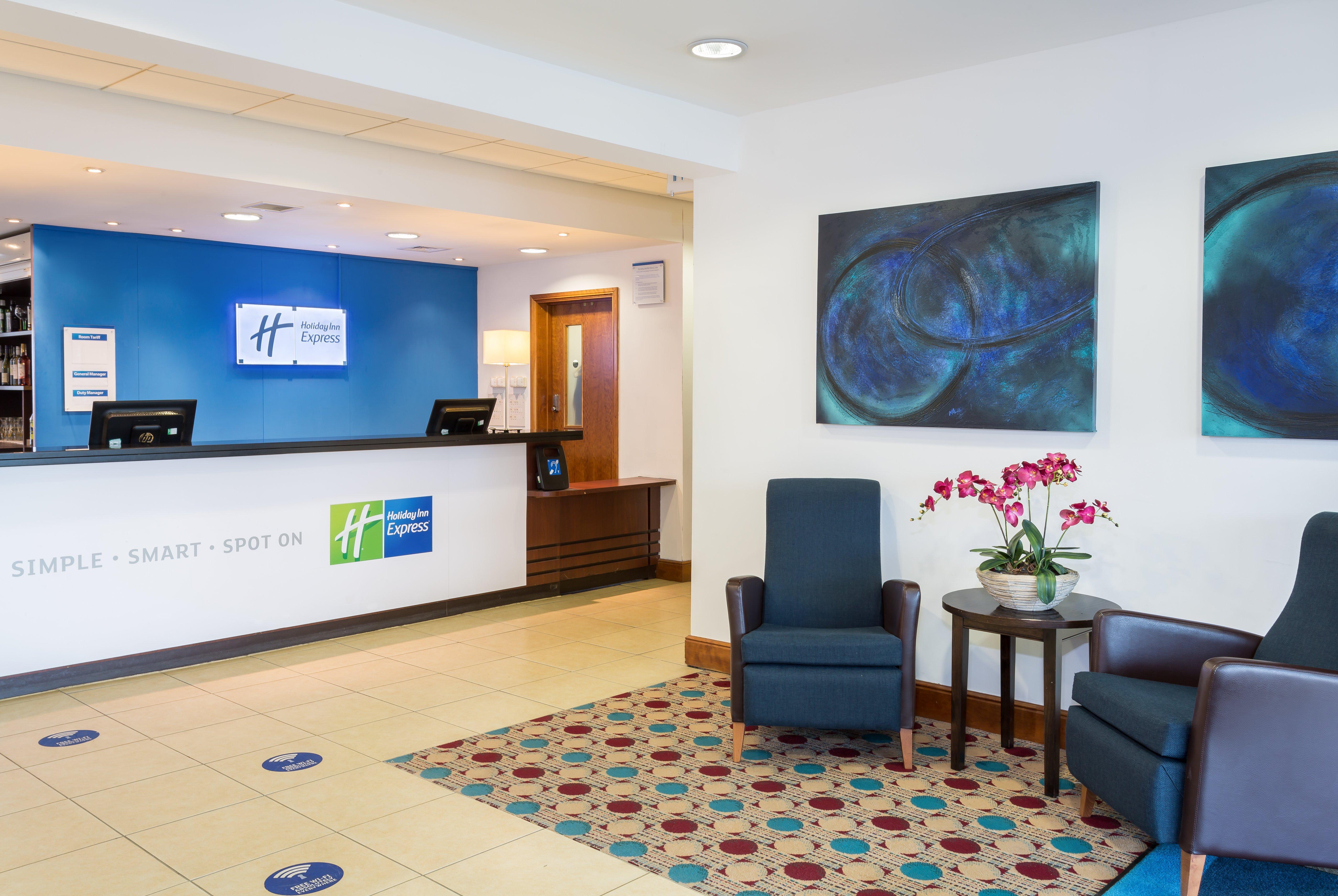 Holiday Inn Express Braintree By Ihg Exterior photo