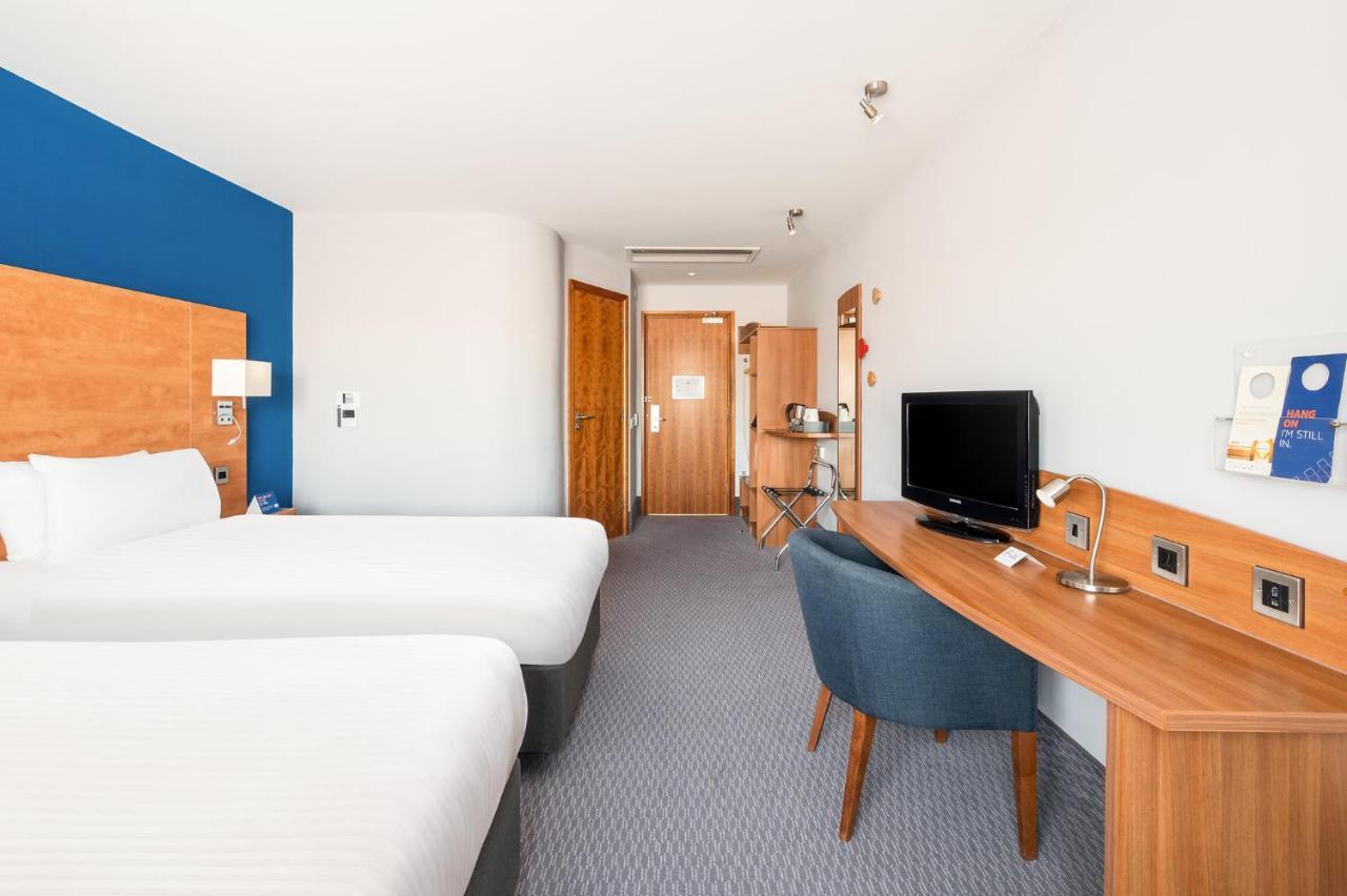 Holiday Inn Express Braintree By Ihg Exterior photo