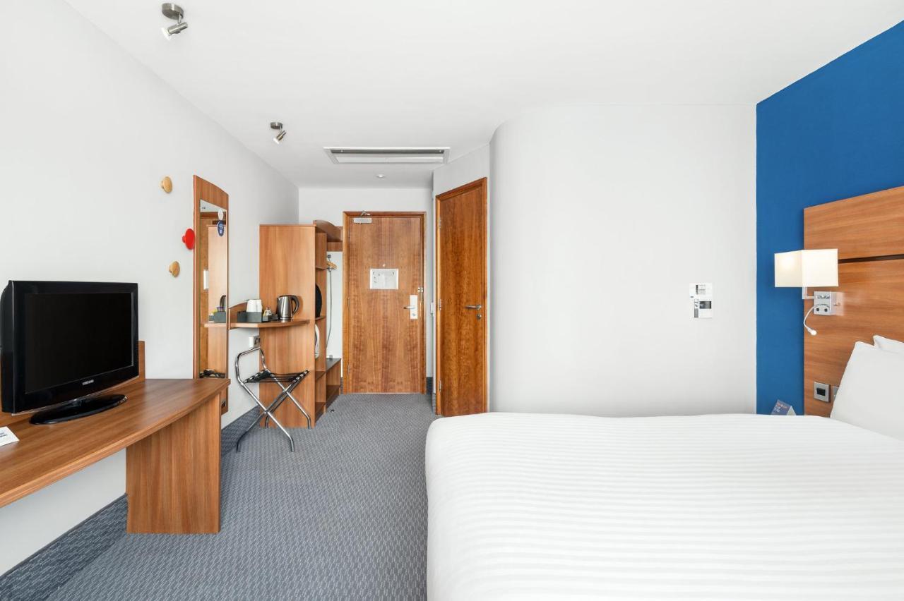 Holiday Inn Express Braintree By Ihg Exterior photo