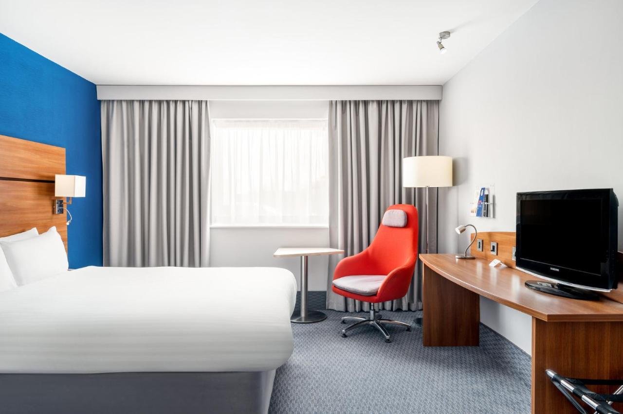 Holiday Inn Express Braintree By Ihg Exterior photo