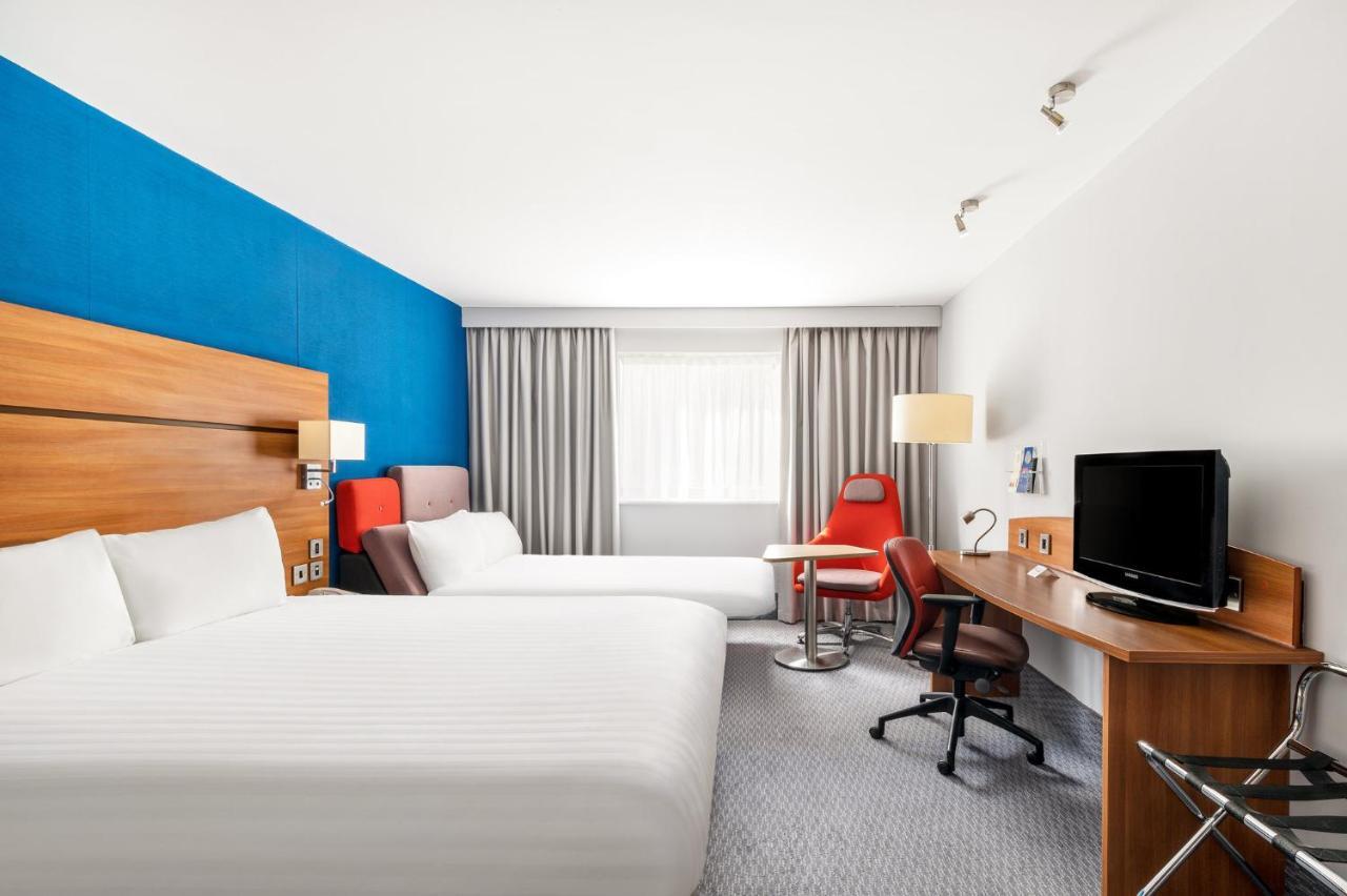 Holiday Inn Express Braintree By Ihg Exterior photo
