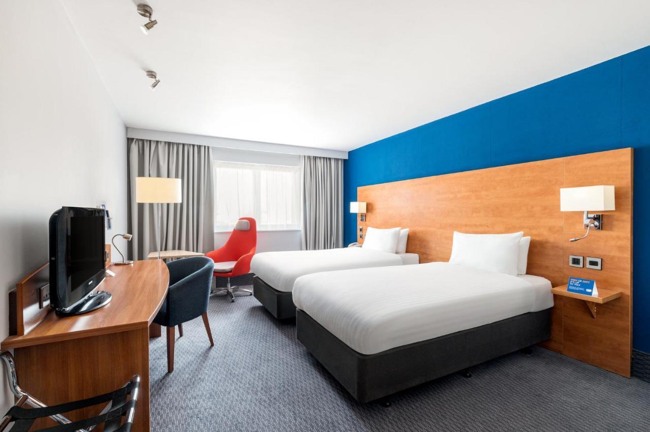 Holiday Inn Express Braintree By Ihg Exterior photo