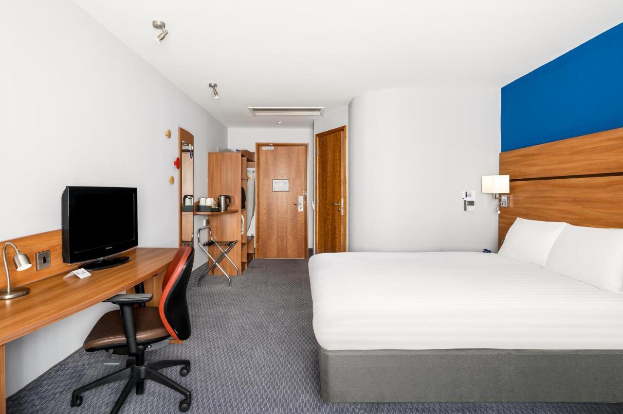 Holiday Inn Express Braintree By Ihg Exterior photo